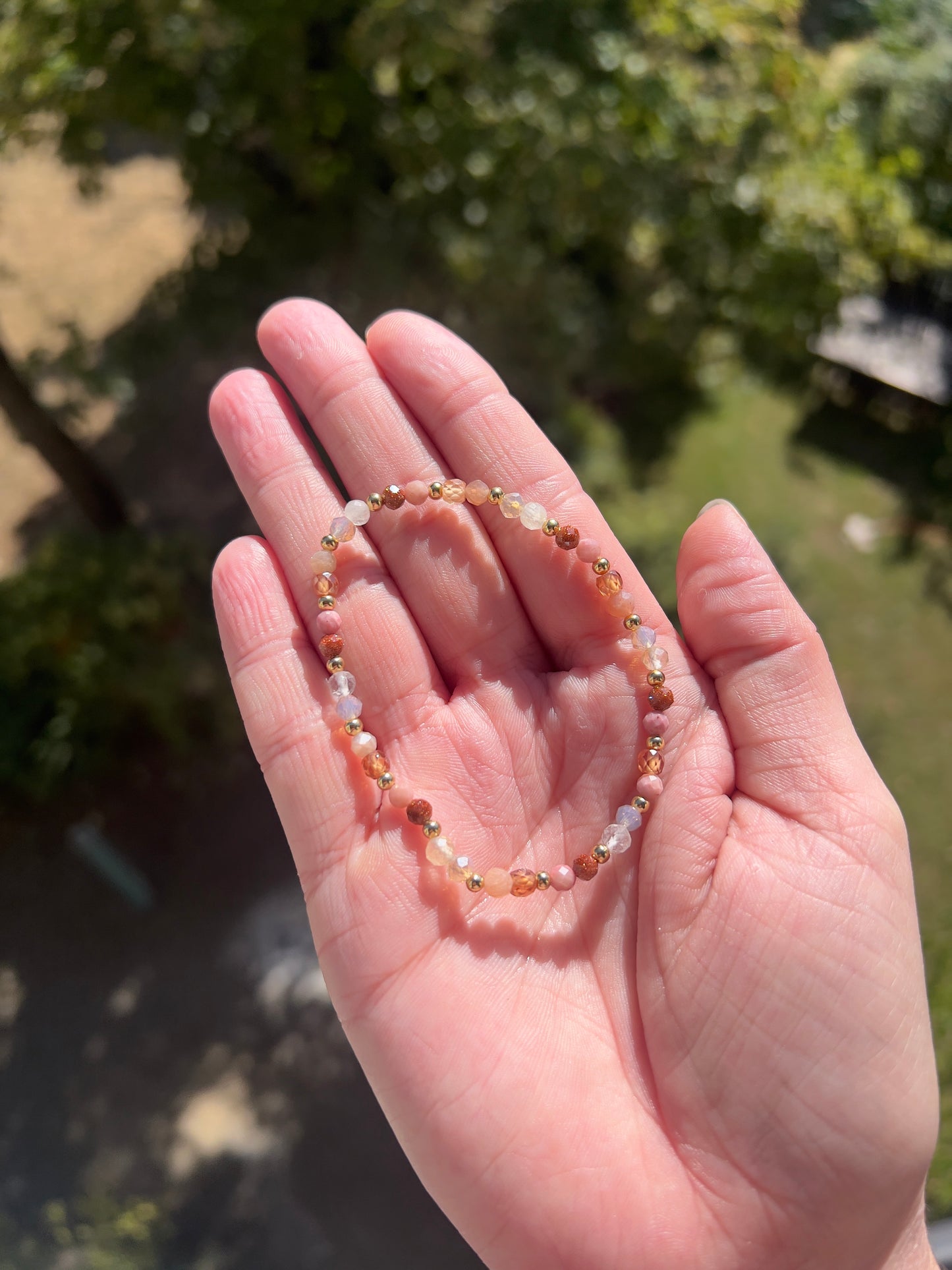 Facettiertes Armband „Golden Glow“ – 4 mm | Citrin-in-Quarz, Mondstein beige, Sonnenmondstein, Zirkonia, Rhodonit & Golden Heeler