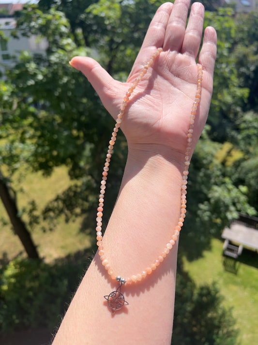 Magie & Stärke - Sonnenmondstein - Kette mit Hexenknoten ( 50cm, 4mm , 925 Silber & Edelstahl )