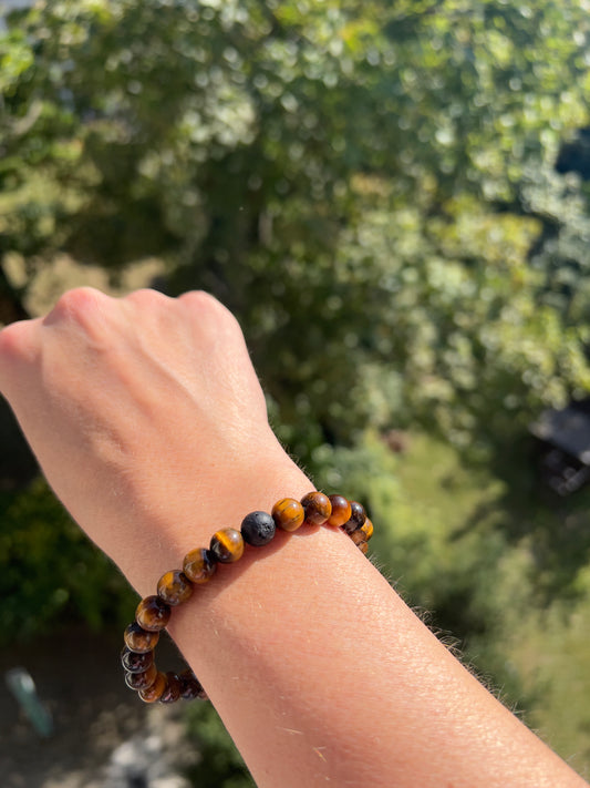 Tigerauge Armband – 8 mm – mit Lavasteinperle – Schutz & innere Stärke