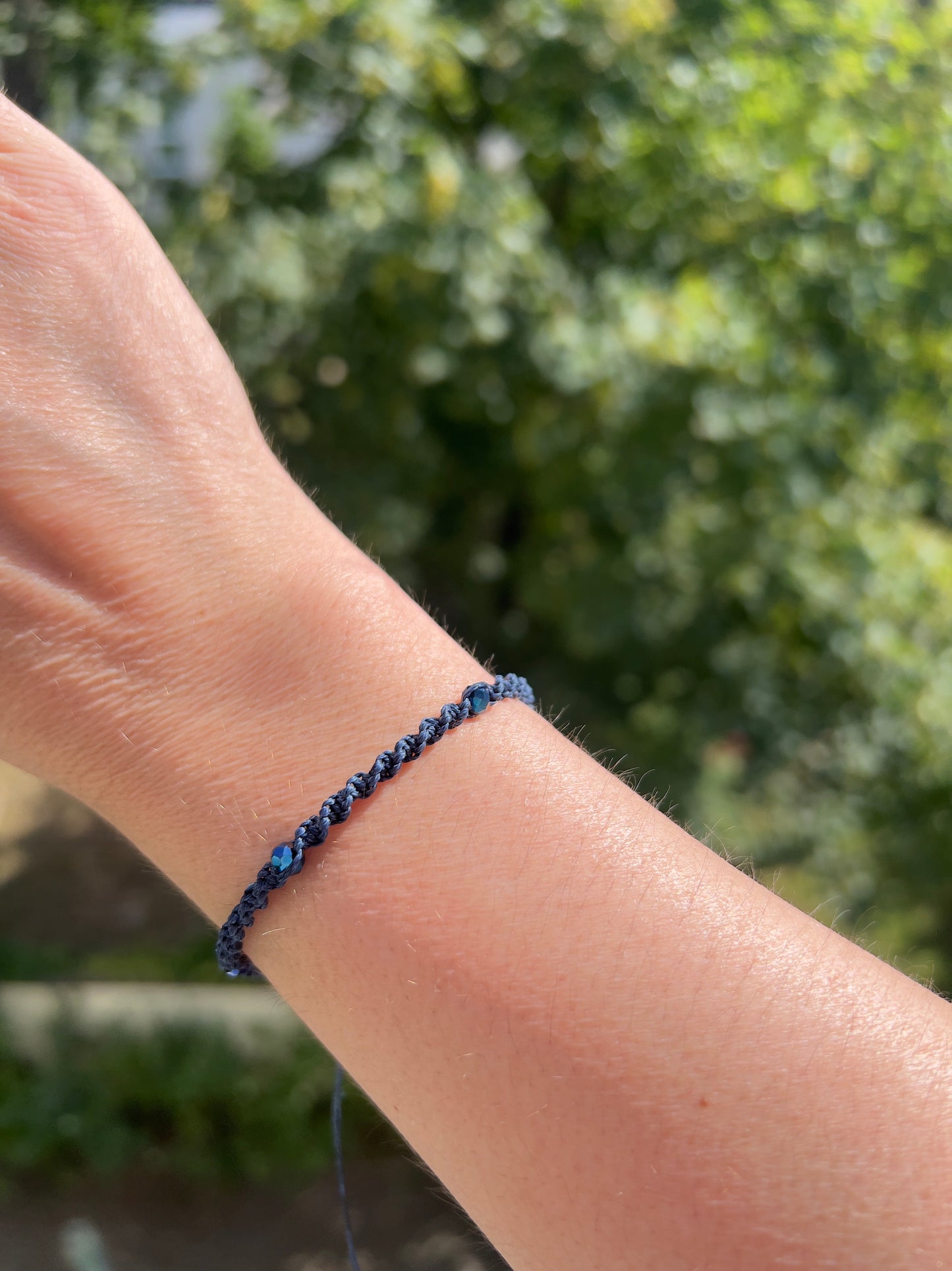 Handgeknüpftes Makramee-Armband Blau – Verstellbares Armband mit facettierten Kristallperlen