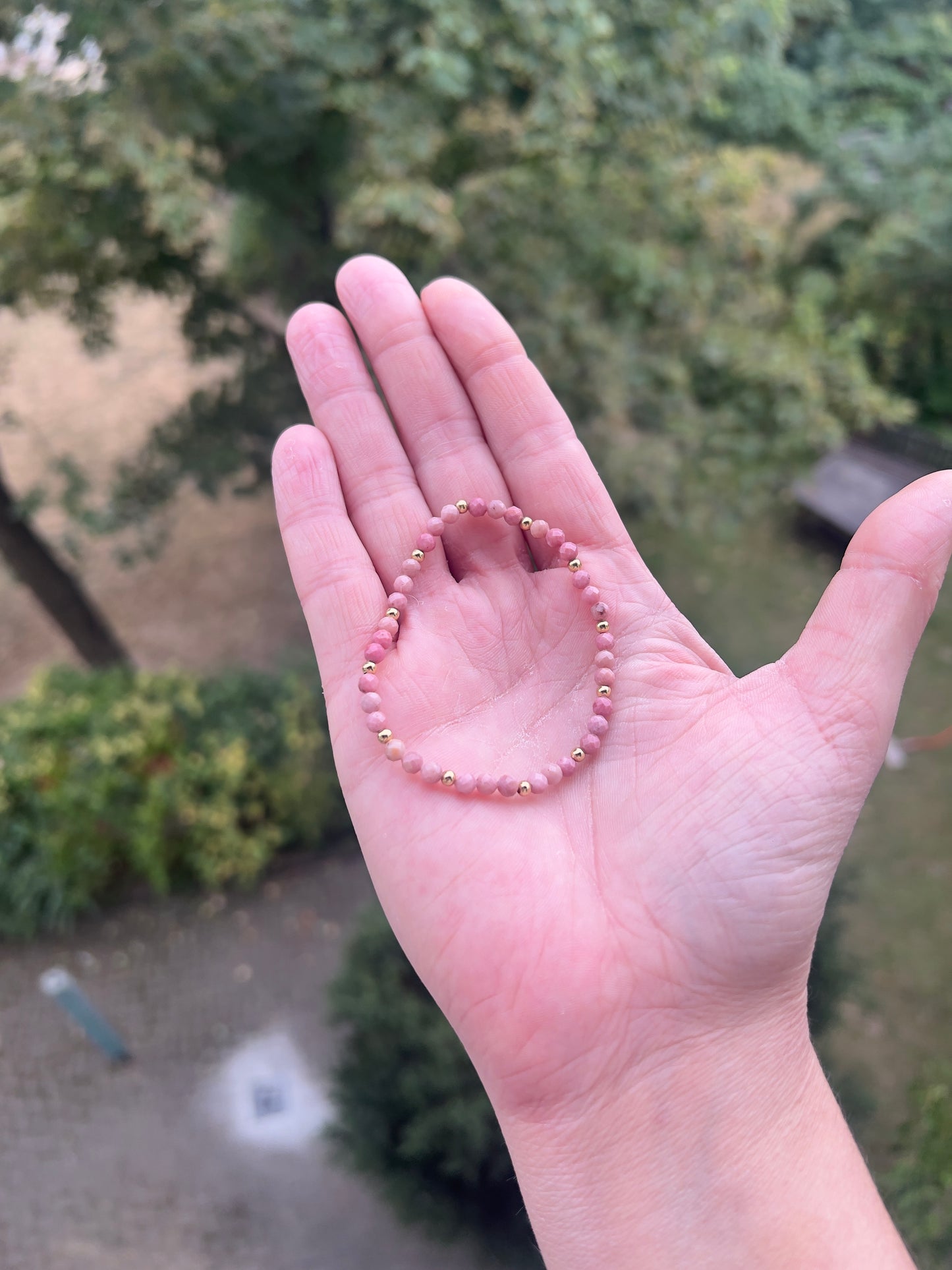 Rhodonit-Armband 4 mm facettiert mit vergoldeten Edelstahl-Abstandsperlen | Selbstliebe & Heilung