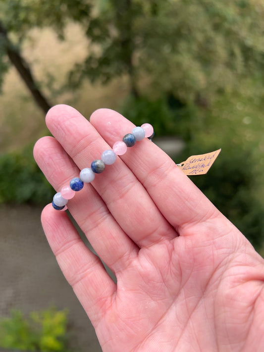 Armband „Sternenkind – Kontaktfreude“ – Blauer Chalcedon, Rosenquarz & Lapislazuli (6 mm)