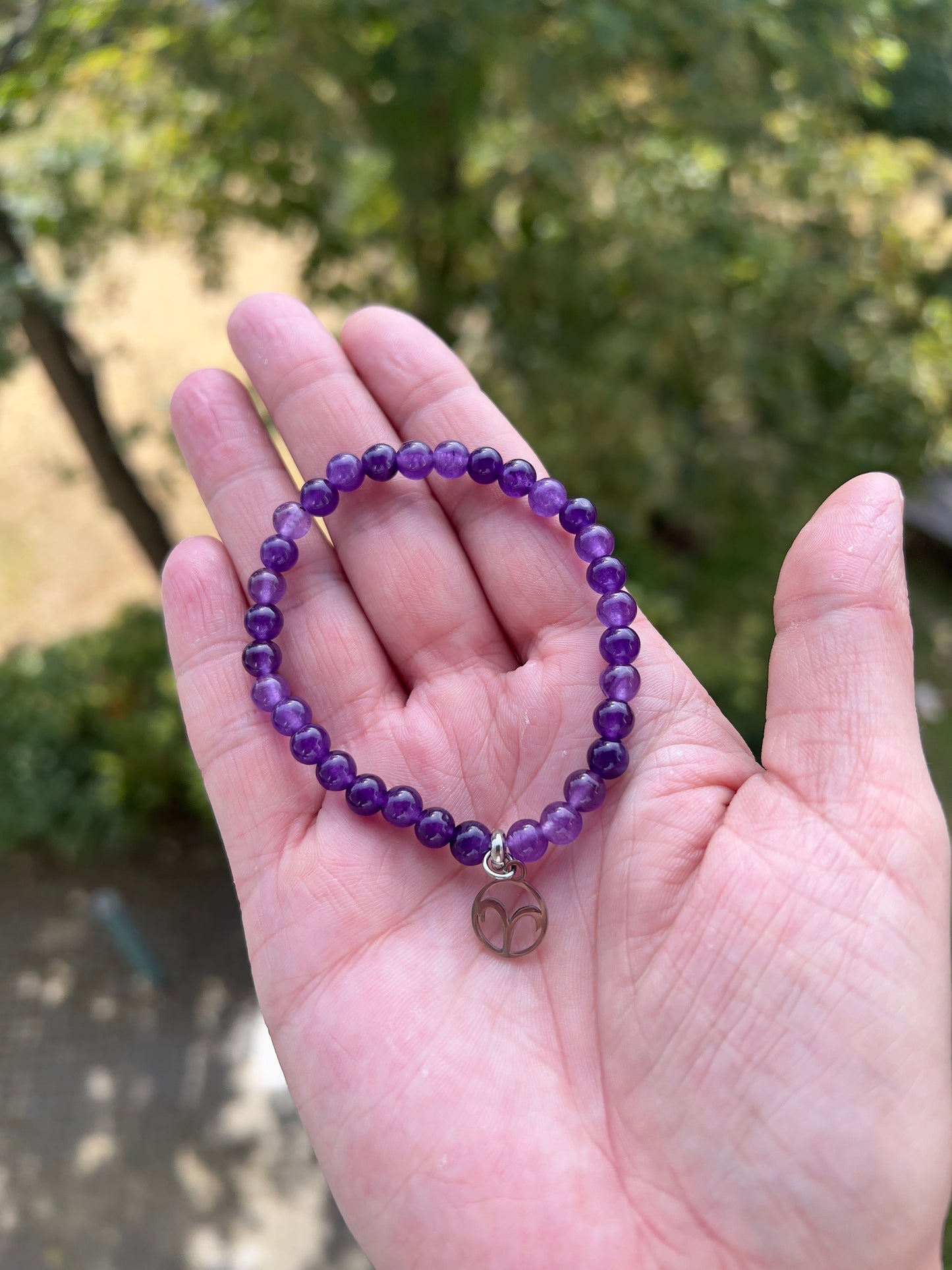 Sternzeichenarmband Widder – Amethyst 6 mm mit Charme (Silber oder Gold wählbar)