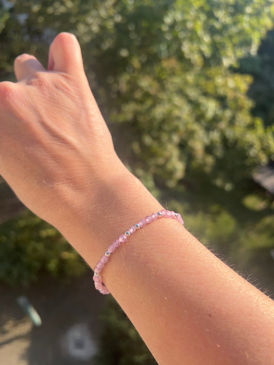Zartes Armband aus rosa facettiertem Zirconia (4 mm) mit 925er Silber