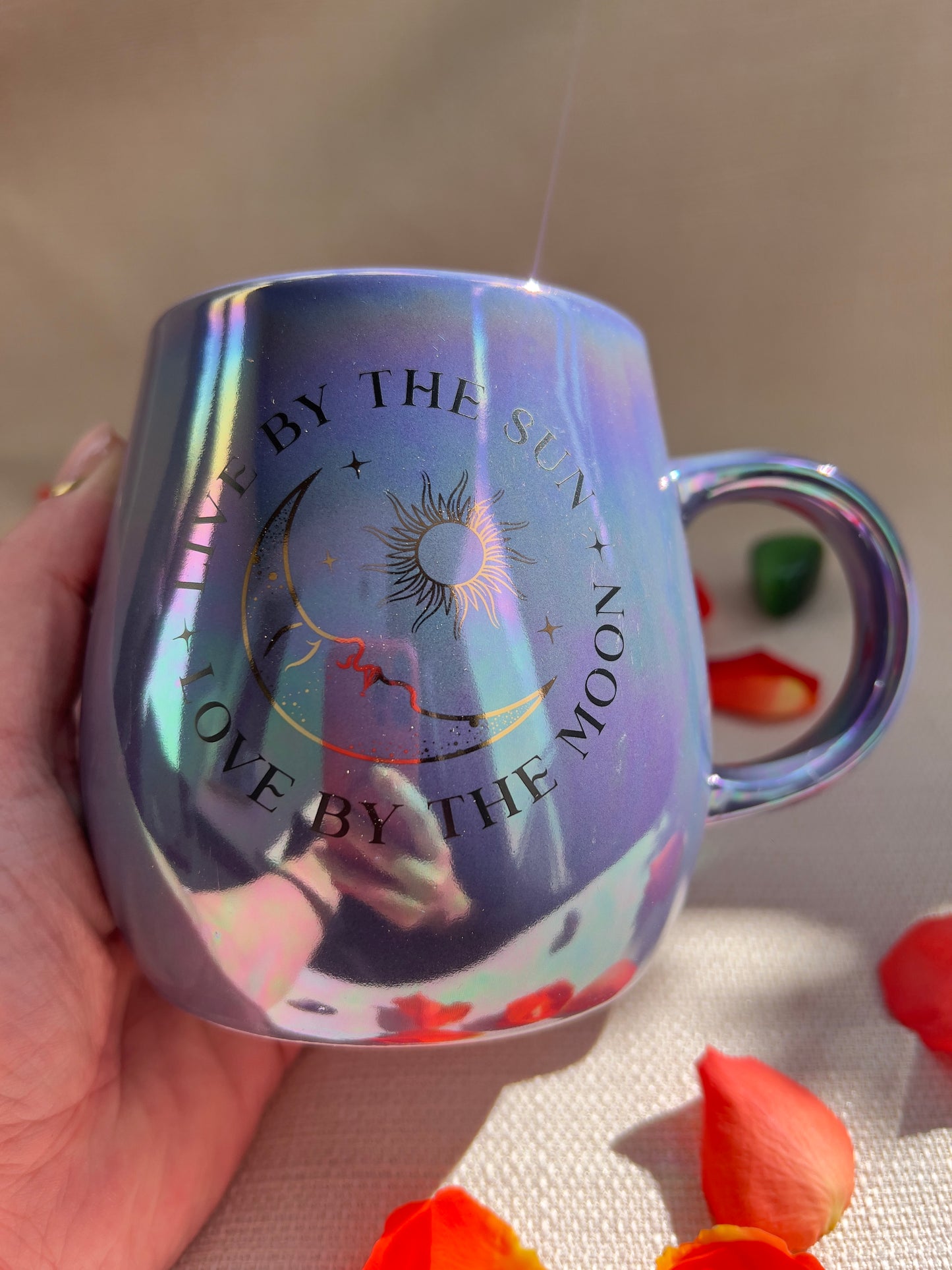 Lebe nach der Sonne, Liebe nach dem Mond – Schillernde Tasse 500 ml