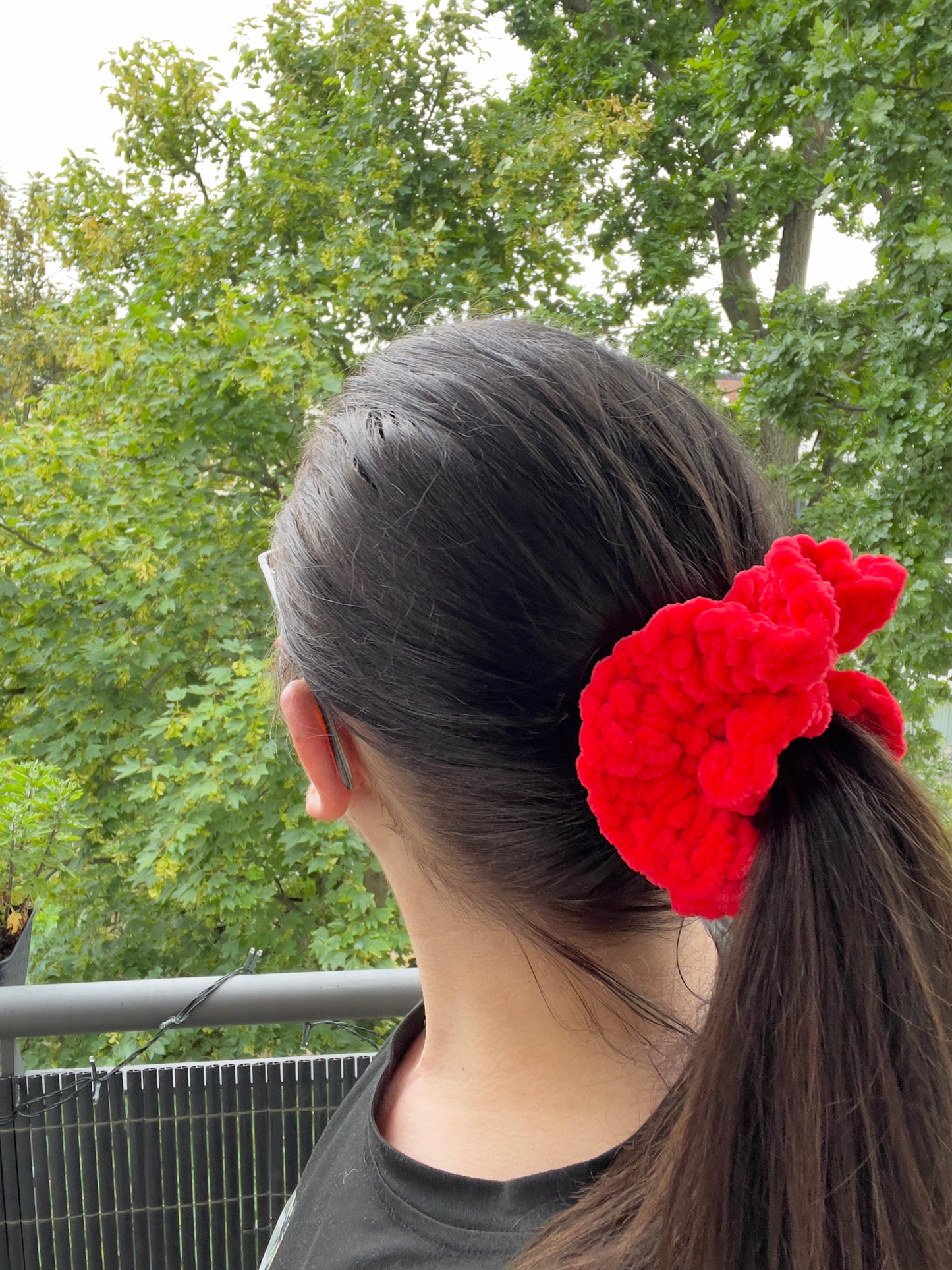 Handgehäkeltes Chenille-Scrunchie Rot – Weiches Haarband aus Chenille-Garn | Handmade by KATHARINA KLEE