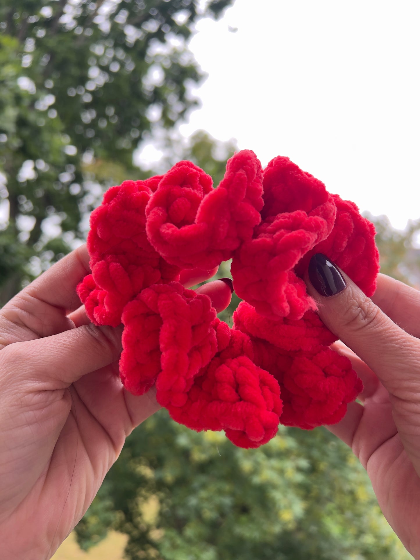 Handgehäkeltes Chenille-Scrunchie Rot – Weiches Haarband aus Chenille-Garn | Handmade by KATHARINA KLEE