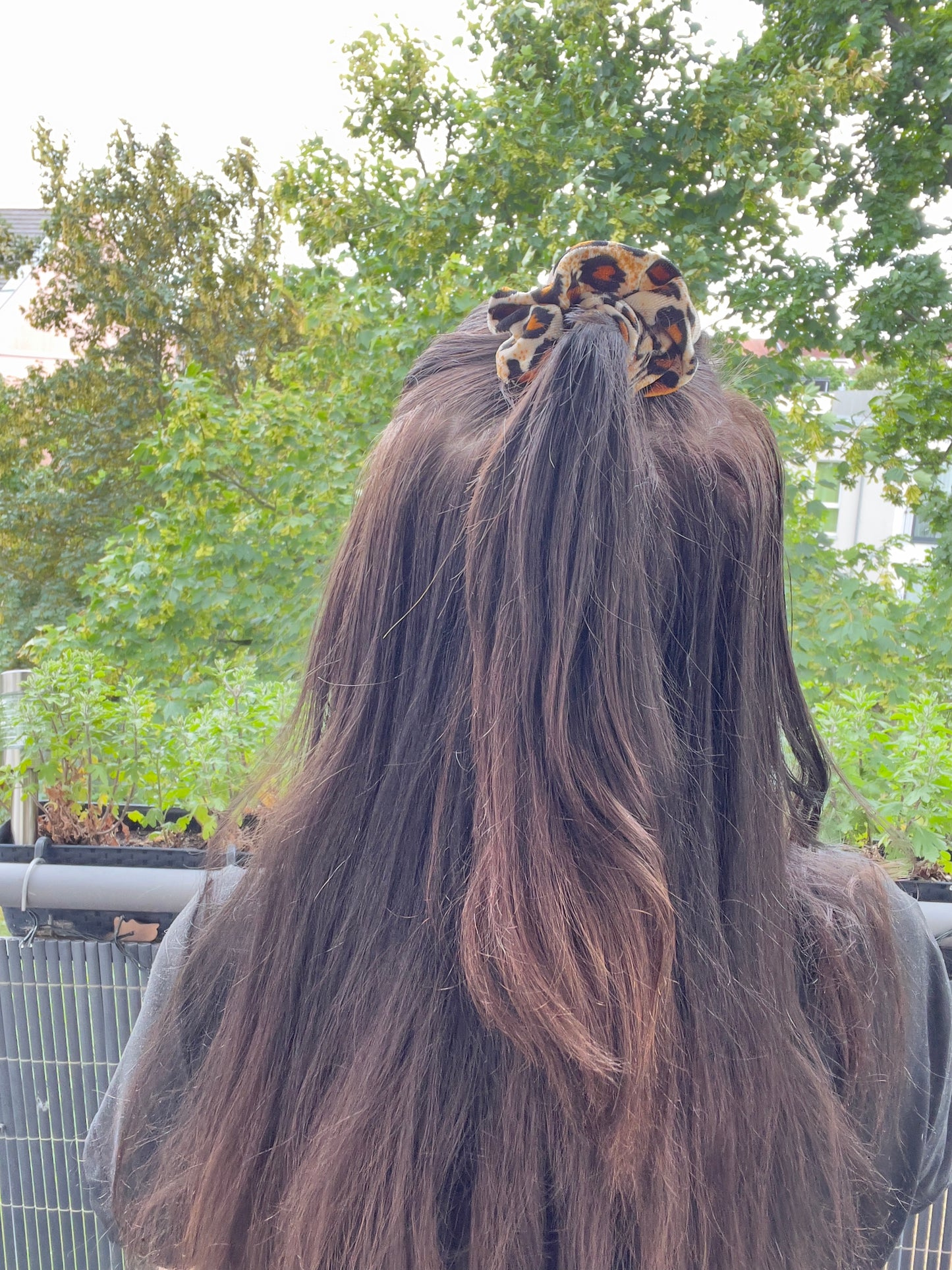 Leo Samt-Scrunchie – Weiches Haarband mit Leopardenmuster | Haaraccessoire für Zopf &amp; Dutt