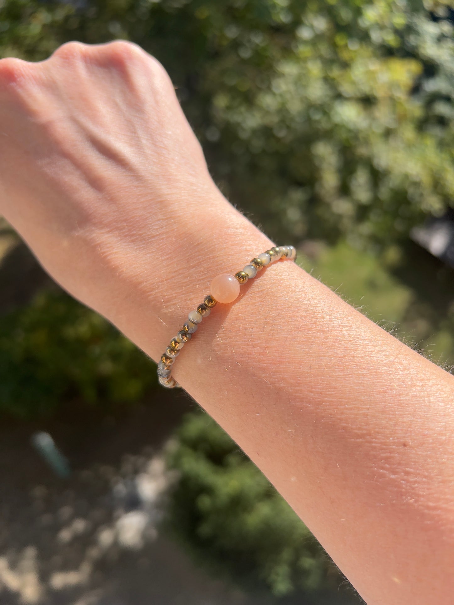 🌙 Armband mit Pfirsich-Mondstein (8 mm) & schimmernden Glasperlen