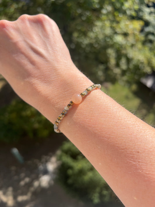 🌙 Armband mit Pfirsich-Mondstein (8 mm) & schimmernden Glasperlen