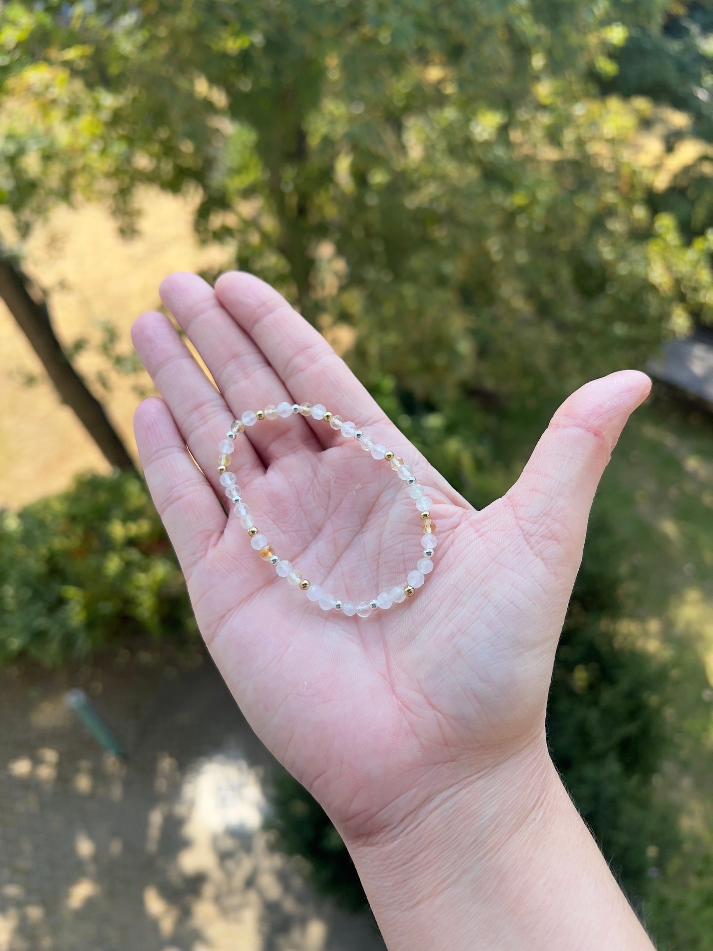 Facettiertes Armband aus Citrinquarz & Rosenquarz mit 925er Silber und vergoldeten Edelstahlperlen – Liebe & Lebensfreude
