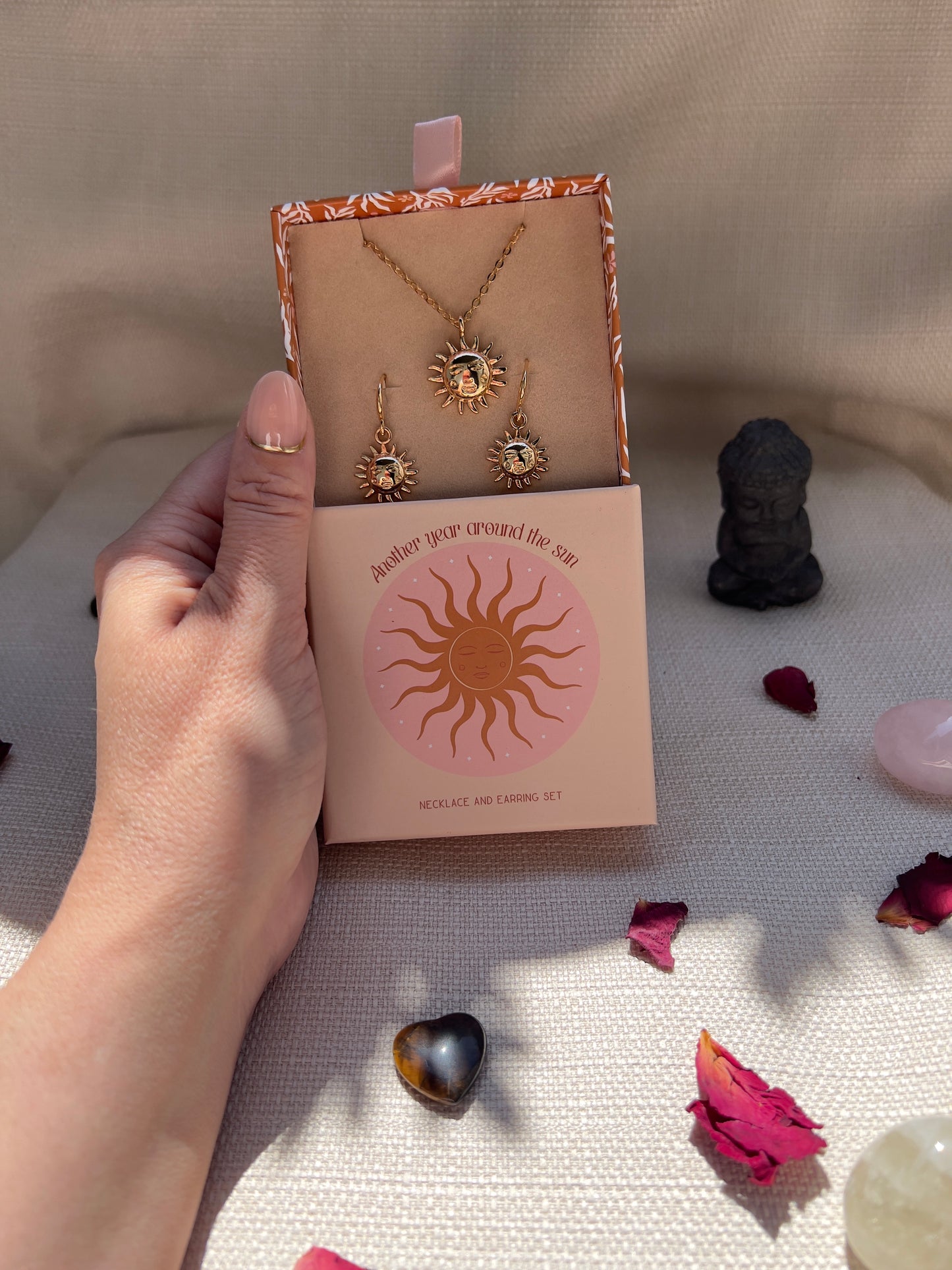 Sun Schmuckset – Vergoldete Halskette & Ohrringe mit Sonnenmotiv