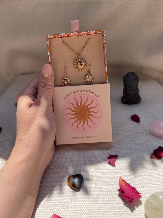 Sun Schmuckset – Vergoldete Halskette & Ohrringe mit Sonnenmotiv