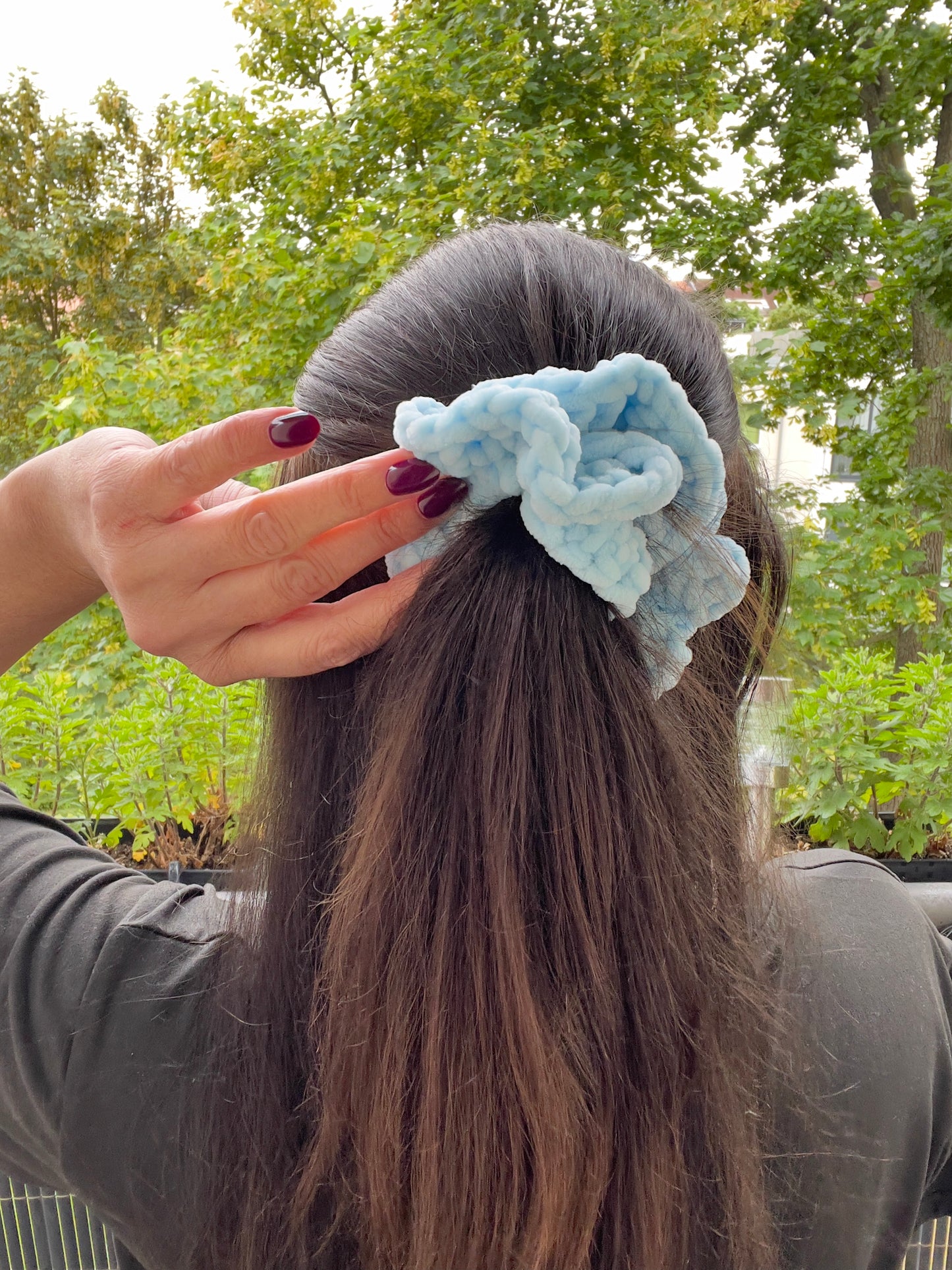 Handgehäkeltes Chenille-Scrunchie Hellblau – Flauschiges Haaraccessoire | Handmade by KATHARINA KLEE