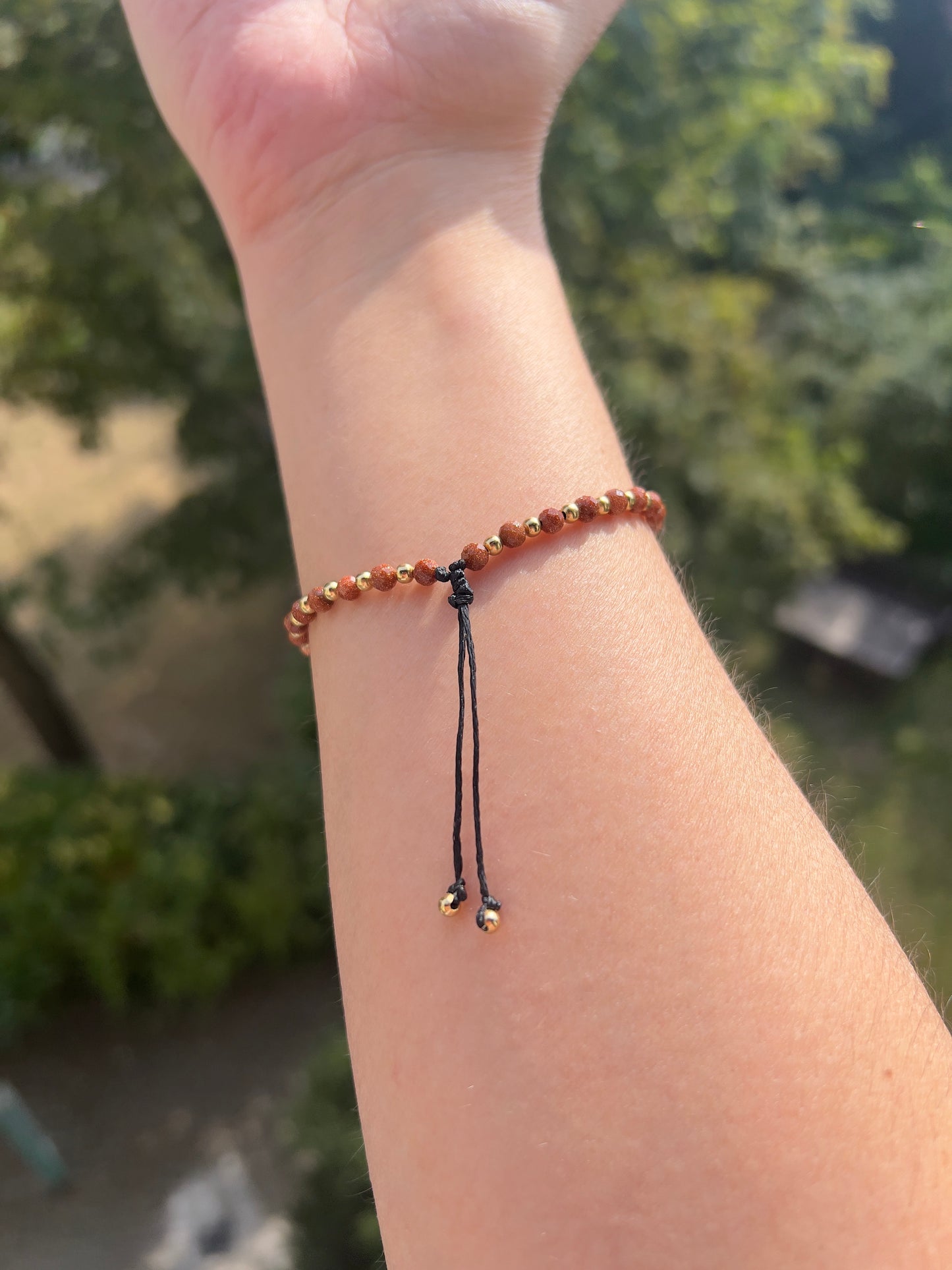 Golden Healer – Facettiertes Makramé-Armband (4 mm) mit vergoldeten Edelstahl-Abstandsperlen
