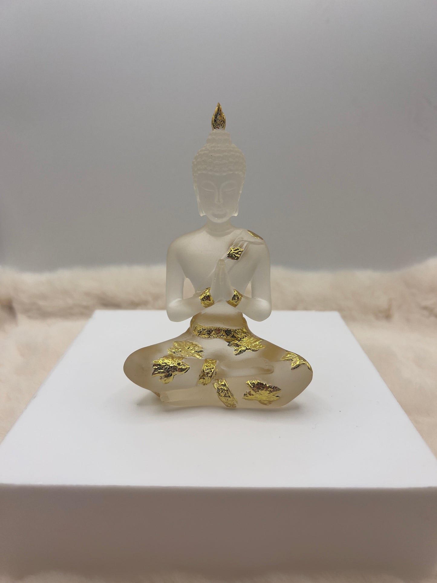 Kleiner Buddha aus Harz – mit goldenen Applikationen | Edle Dekofigur für Ruhe, Achtsamkeit & Wohlfühlräume