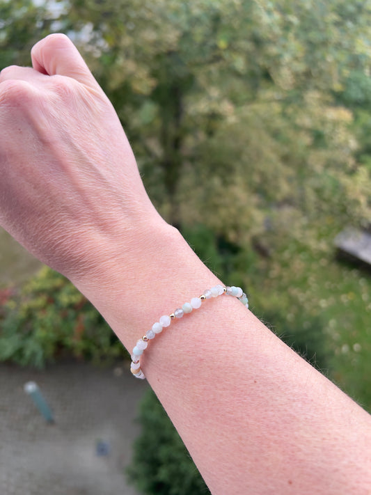 🌙 Mondlicht & Harmonie – Armband aus Mondstein, Aventurin & Labradorit (facettiert 3–4 mm)