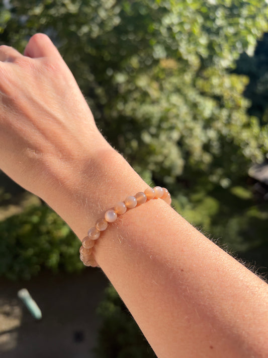 Armband aus Pfirsich-Mondstein – Sanftheit, Intuition & emotionale Balance