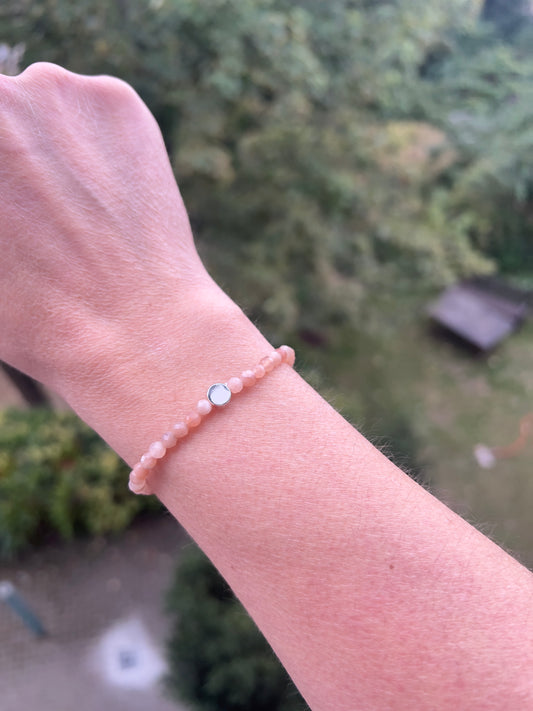 Pfirsichmondstein-Armband 4 mm facettiert mit rundem 925er Silber-Charm | Intuition & Harmonie