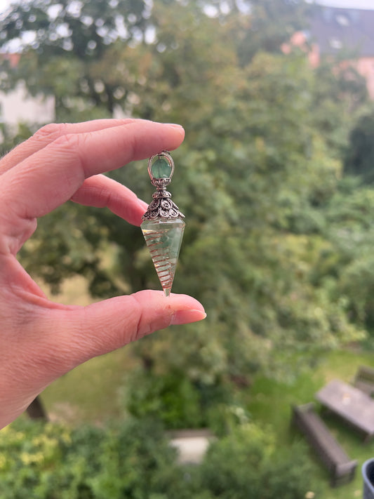 Fluorit Pendel mit Kette - Klarheit & innere Ordnung ( 12 g ohne Kette )