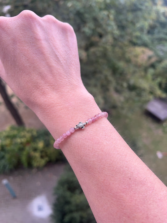 Erdbeerquarz-Armband 4 mm facettiert mit Edelstahl-Silber & Schildkröte | Liebe, Gelassenheit & Lebensfreude
