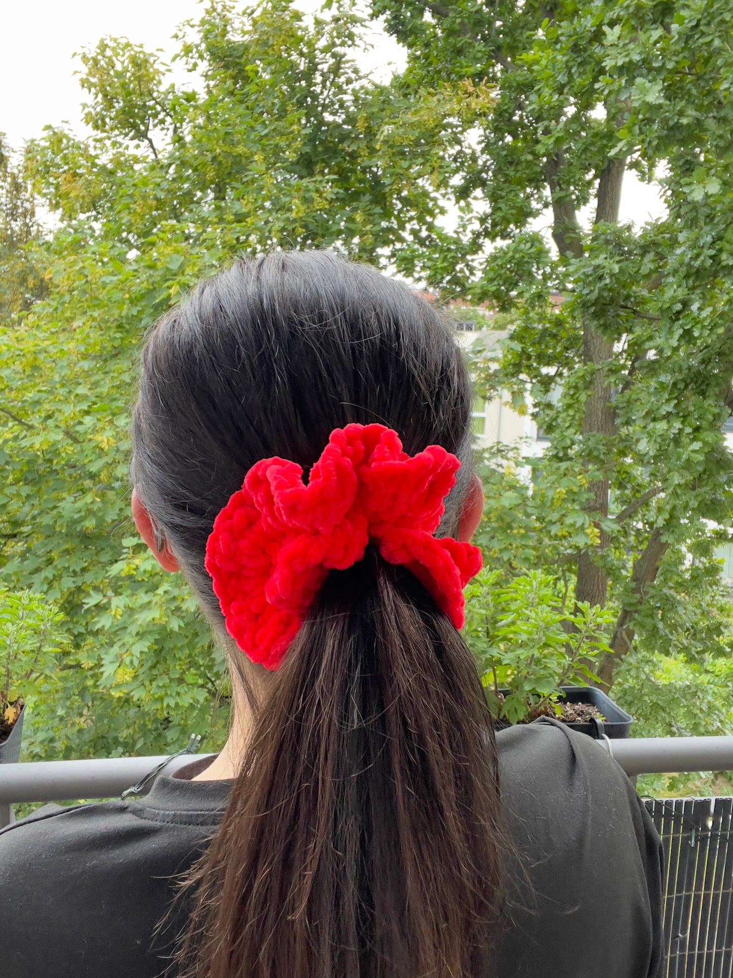 Handgehäkeltes Chenille-Scrunchie Rot – Weiches Haarband aus Chenille-Garn | Handmade by KATHARINA KLEE