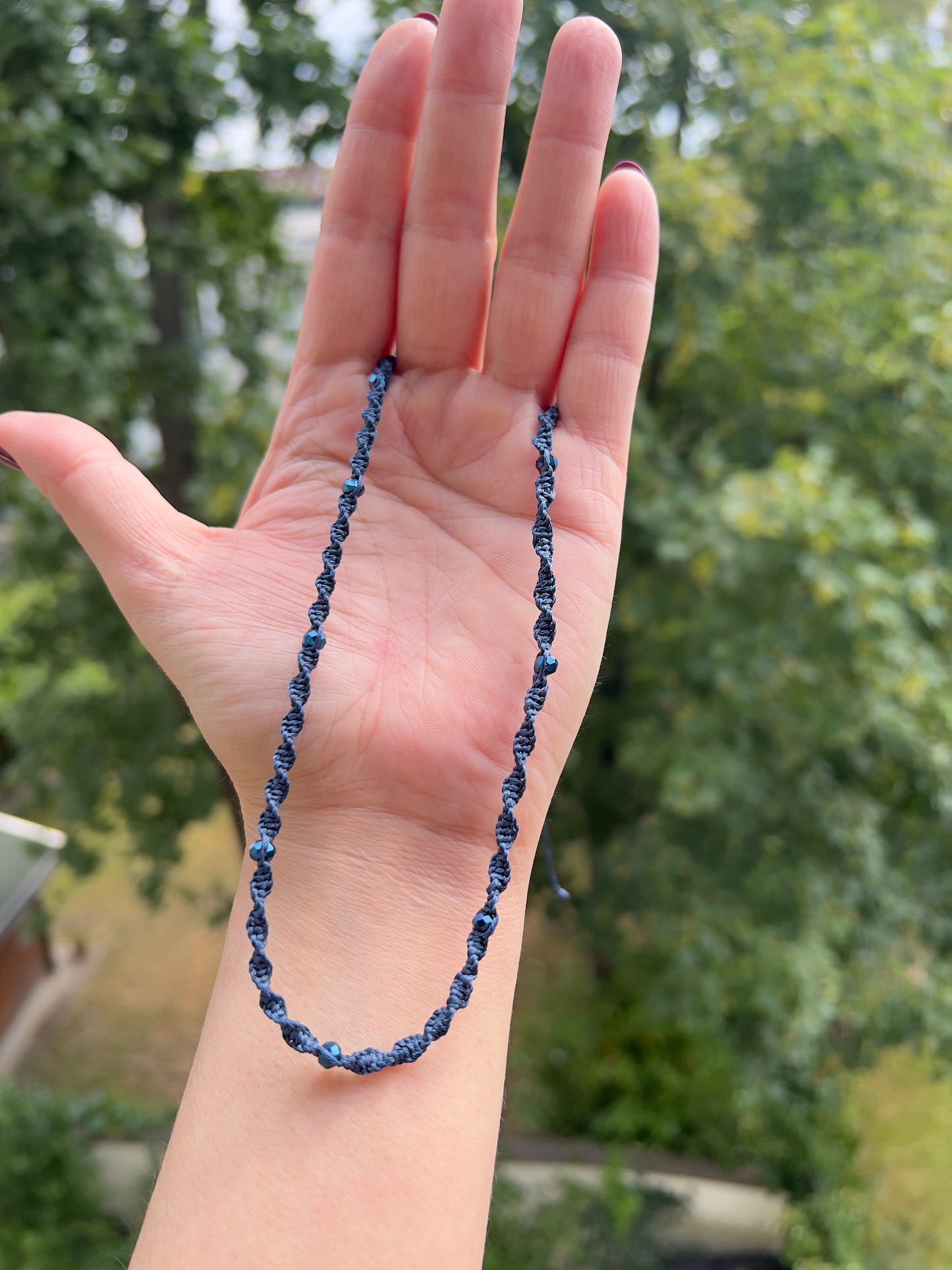 Handgeknüpfte Makramee-Kette Blau – Verstellbare Choker-Kette mit facettierten Kristallperlen