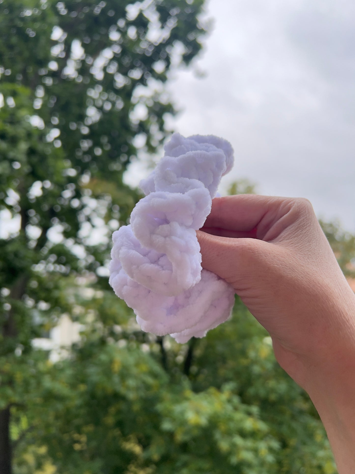 Handgehäkeltes Chenille-Scrunchie Weiß – Flauschiges Haaraccessoire | Handmade by KATHARINA KLEE