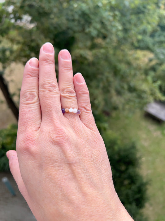 Herz & Intuition – Ring mit Amethyst, Sonnenmondstein, Mondstein & Rosenquarz