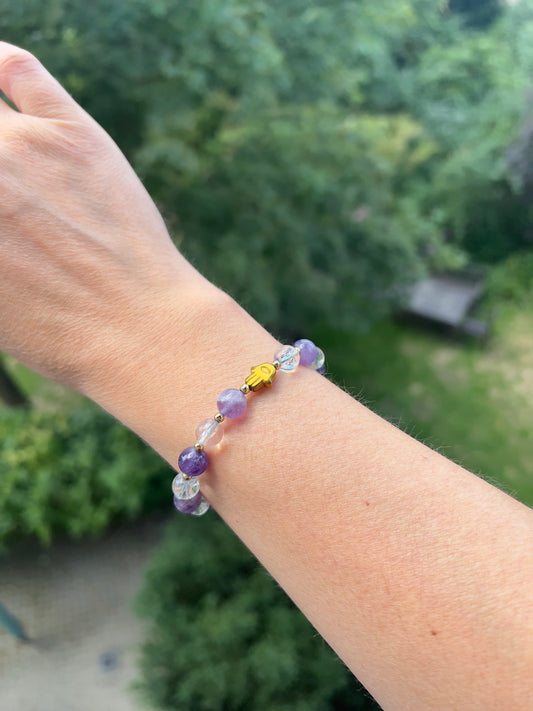 Schutz & Klarheit - Edelsteinarmband mit Amethyst, Bergkristall & goldener Hamsa - Hand