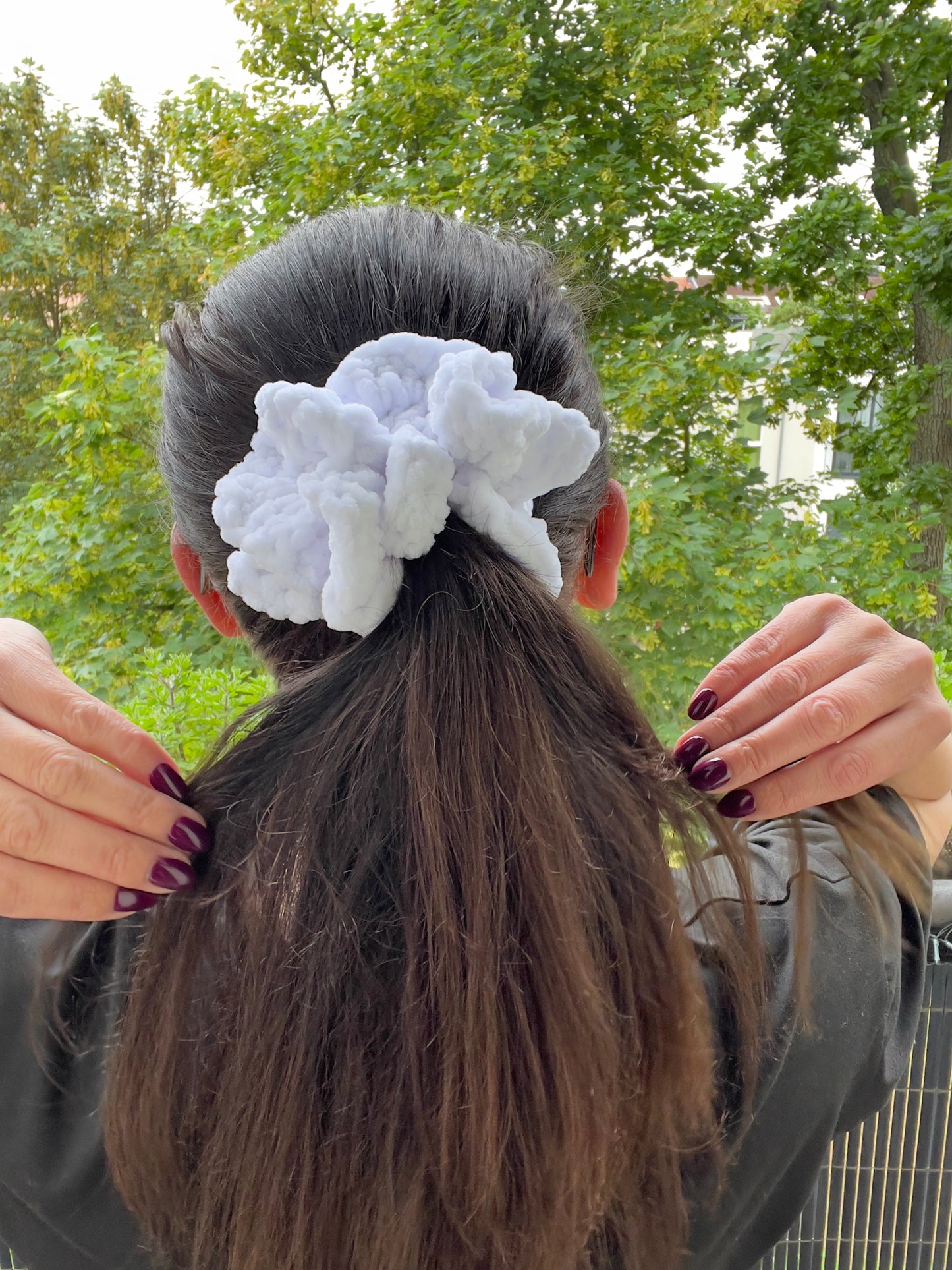 Handgehäkeltes Chenille-Scrunchie Weiß – Flauschiges Haaraccessoire | Handmade by KATHARINA KLEE