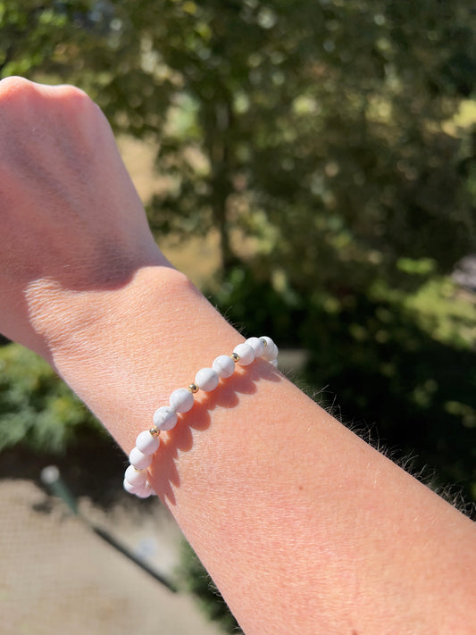 Armband – Howlith 6 mm runde Perlen mit 3 mm vergoldeten Edelstahl-Abstandsperlen (elastisch, handgefertigt)