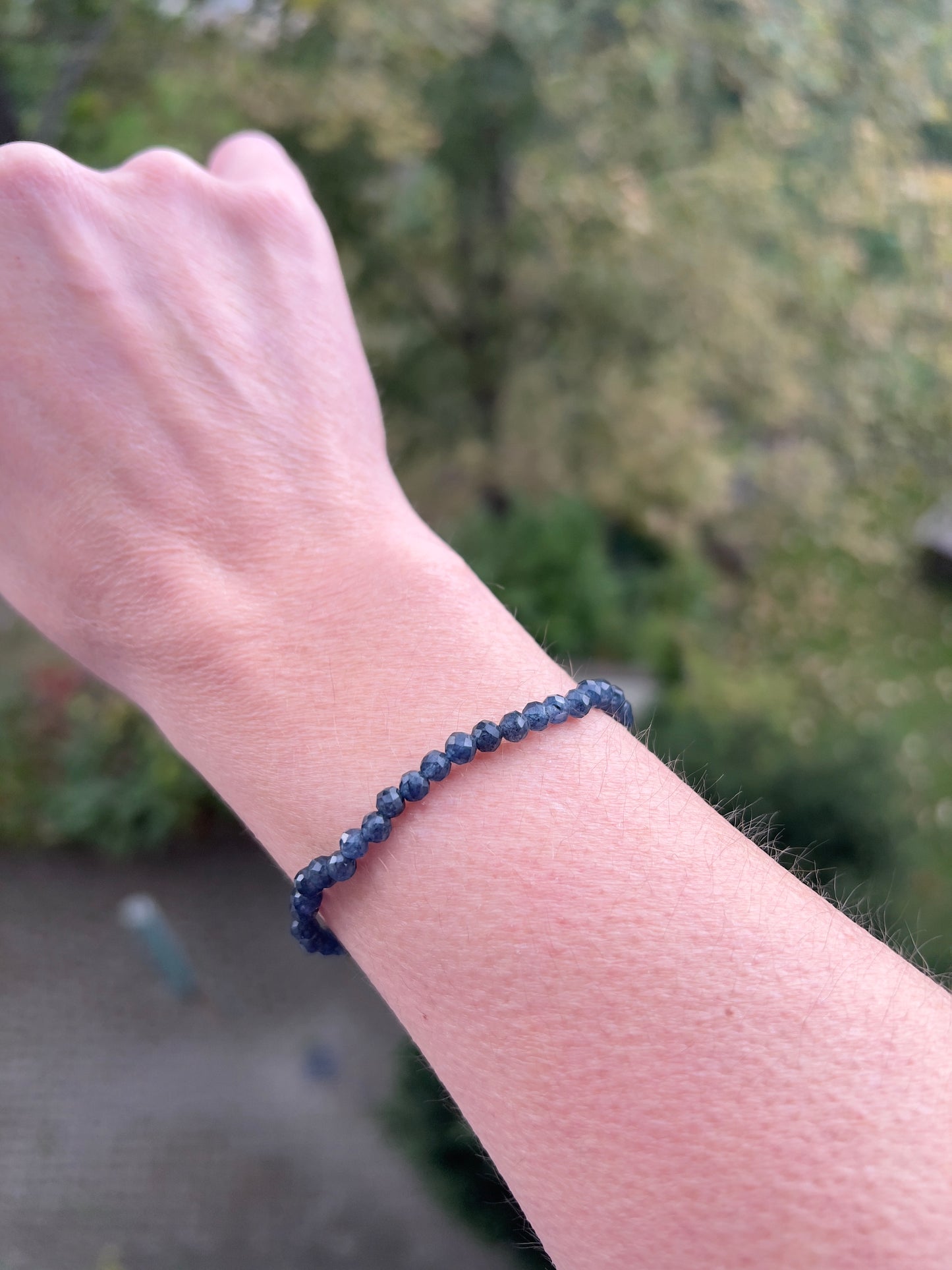 💙 Wahrheit & Intuition – Armband aus facettiertem blauem Saphir (4 mm)