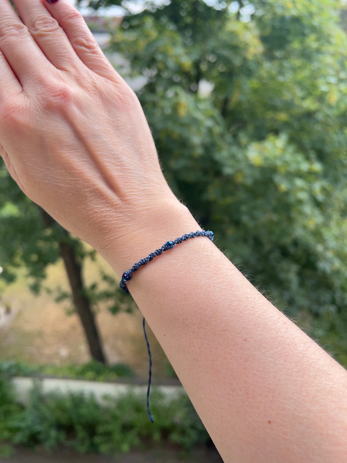 Handgeknüpftes Makramee-Armband Blau – Verstellbares Armband mit facettierten Kristallperlen
