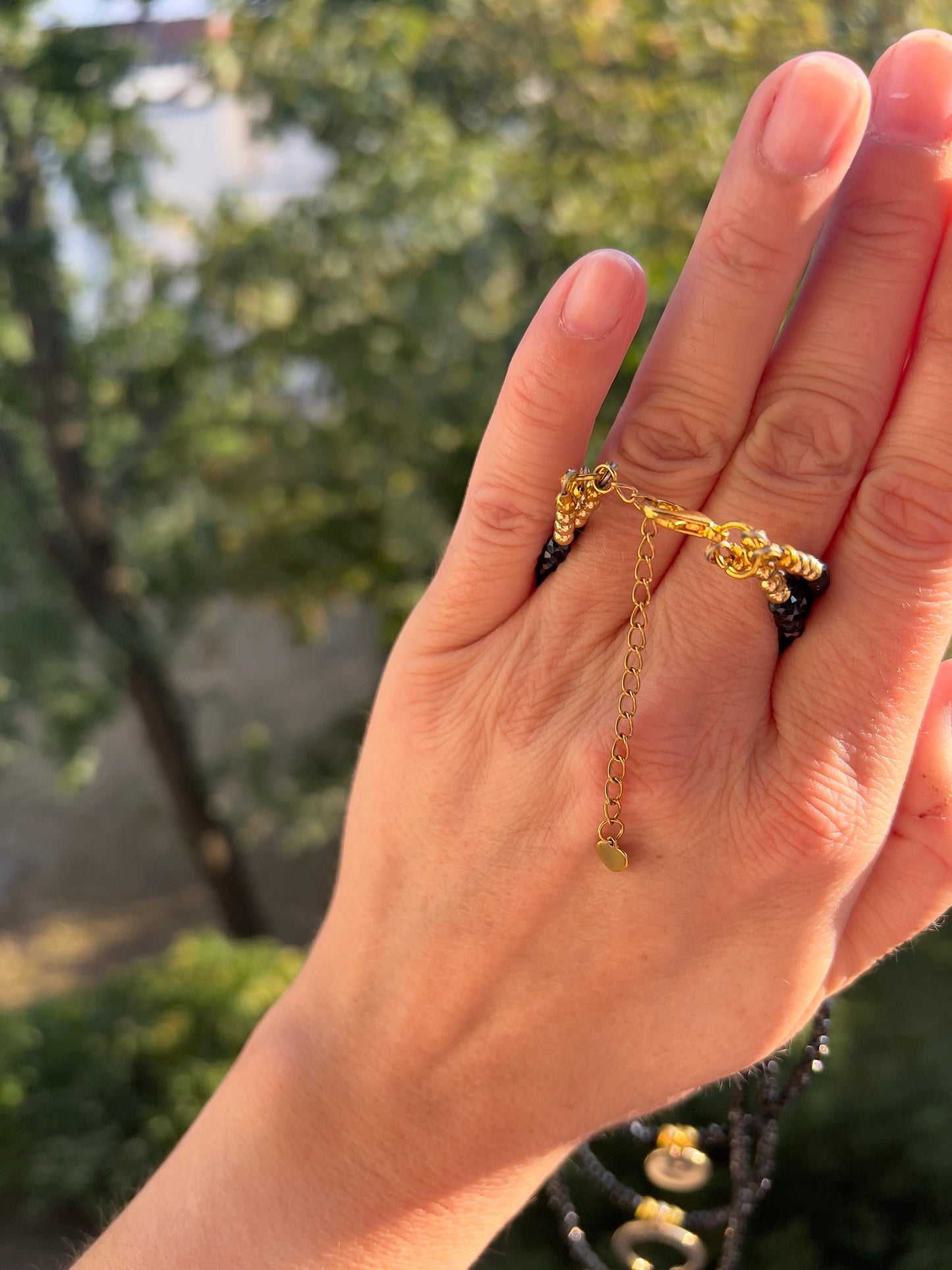 Statement Piece – Dreilagige Turmalin-Kette mit goldenen Symbol-Charms