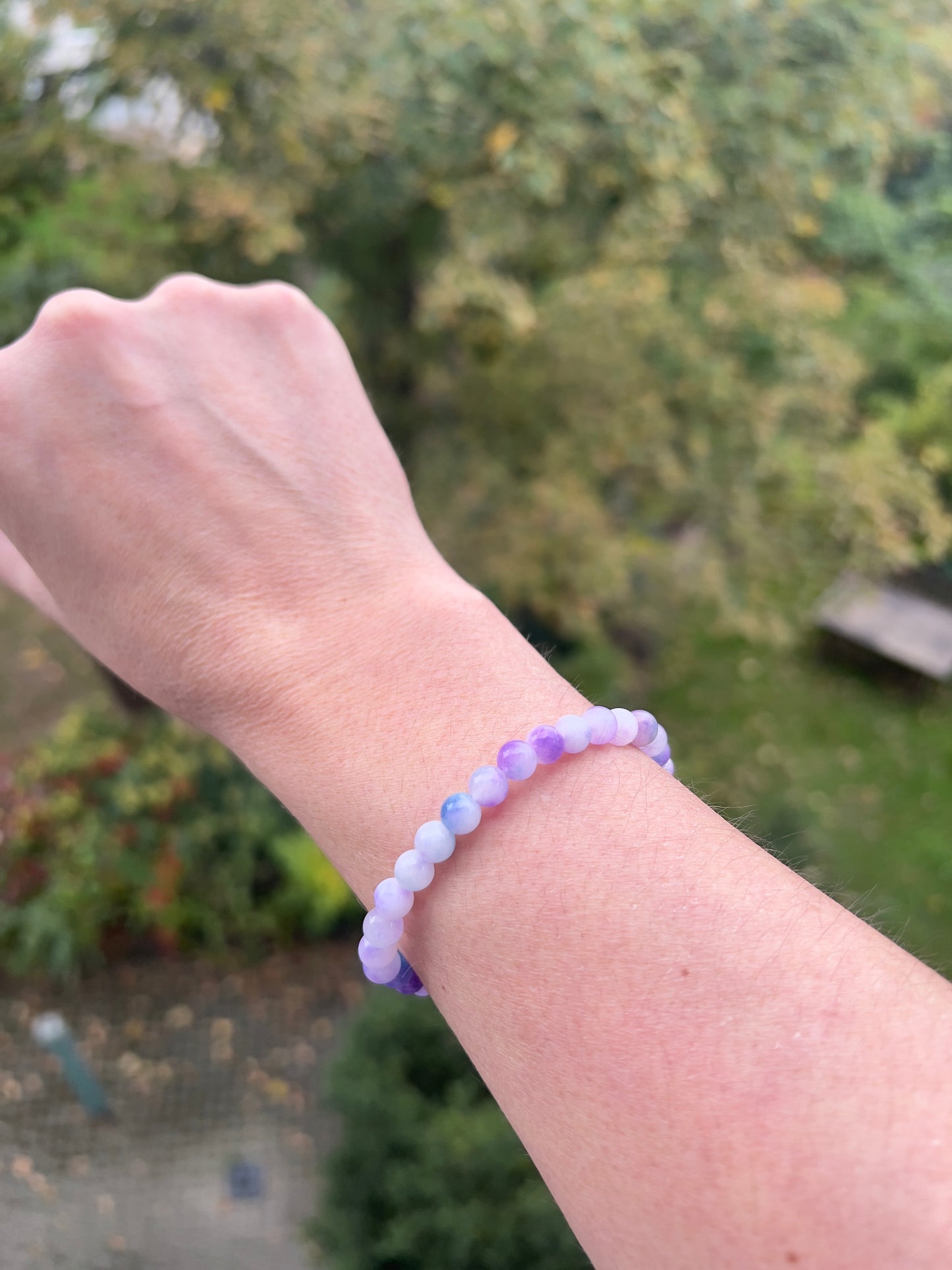 💜 Fliederlicht – Armband aus gefärbtem Chalcedon in Lila (6 mm)