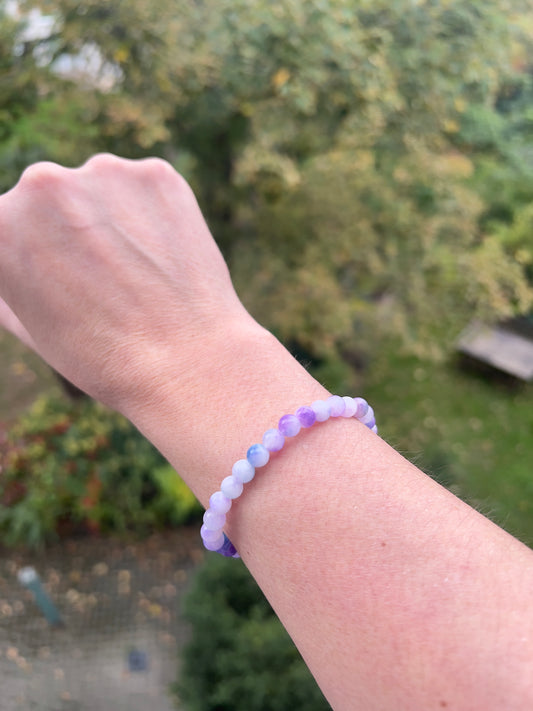 💜 Fliederlicht – Armband aus gefärbtem Chalcedon in Lila (6 mm)