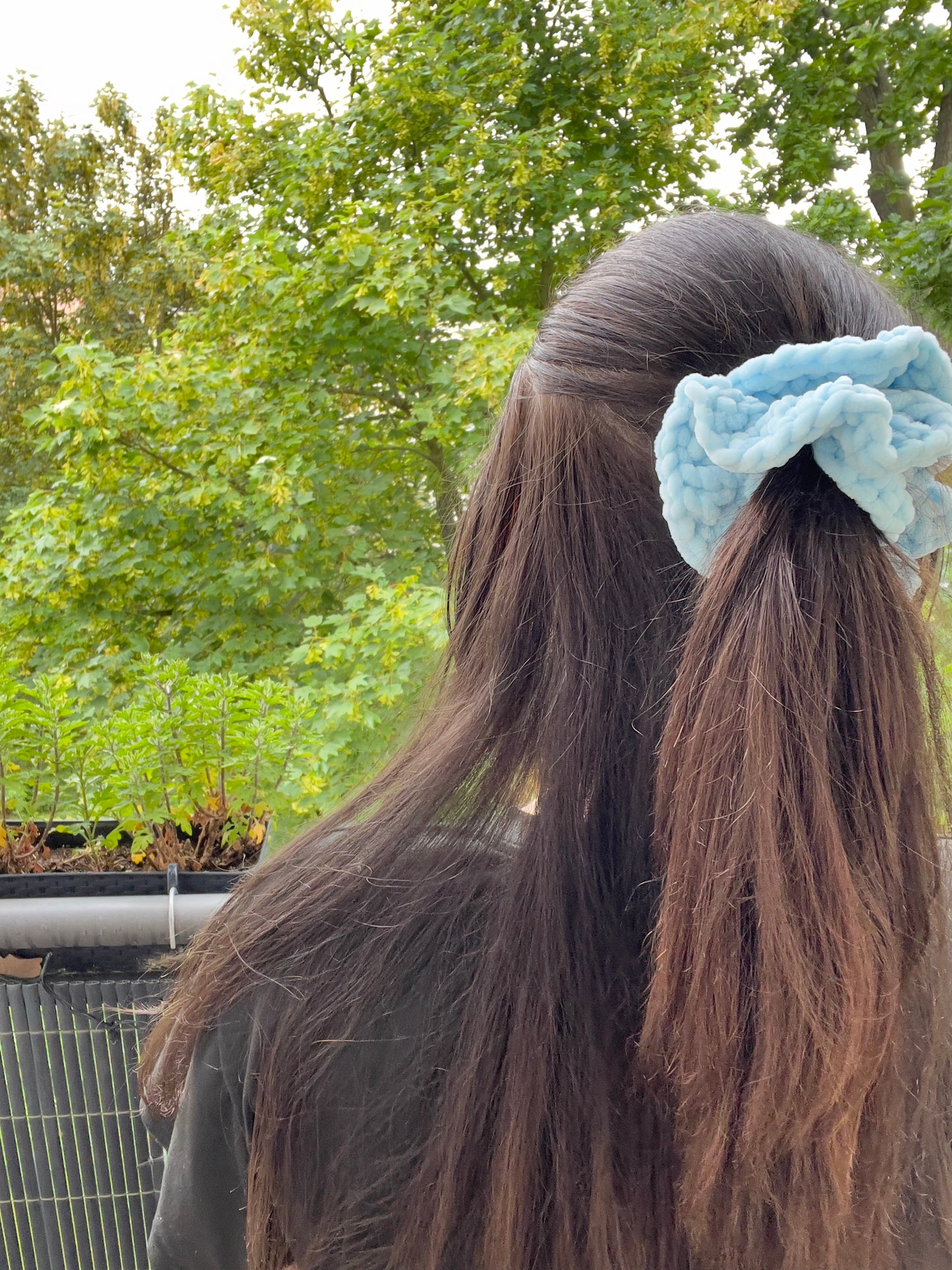 Handgehäkeltes Chenille-Scrunchie Hellblau – Flauschiges Haaraccessoire | Handmade by KATHARINA KLEE