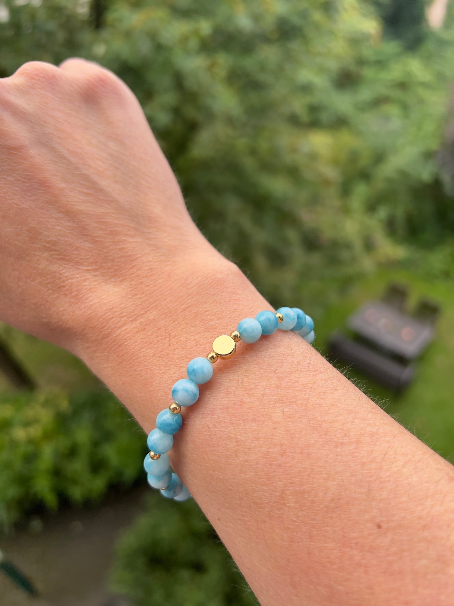 Armband Ozeanklarheit - mit Larimar, Edelstahl gold & vergoldeten 925er Charm