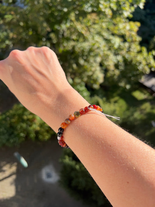 Armband roter Achat 6 mm – AAA-Qualität mit vergoldetem Om-Charme