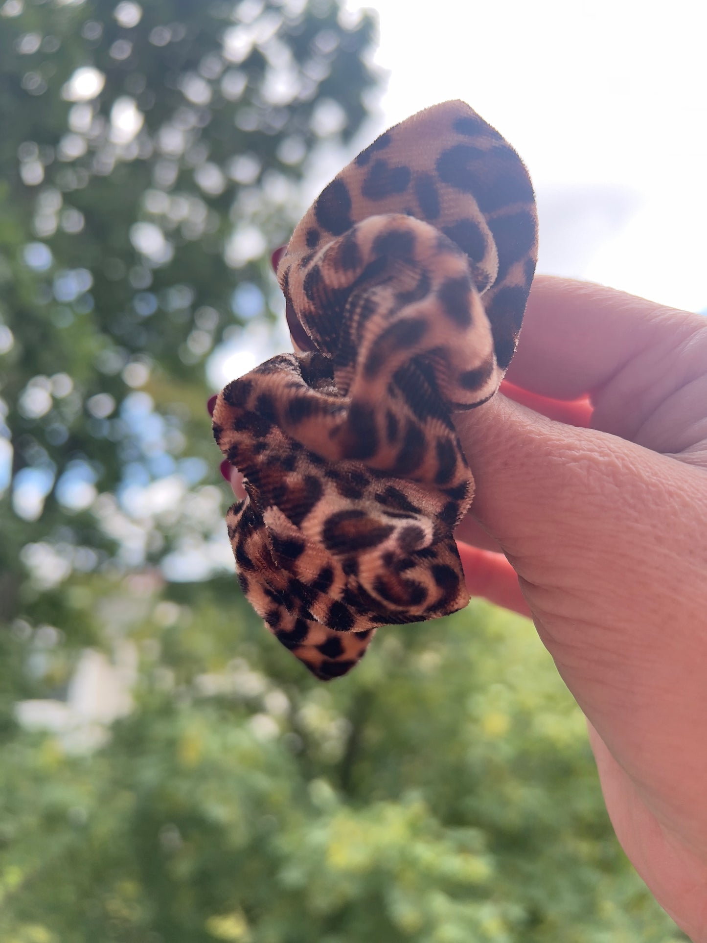 Samt-Scrunchie Leo – Weiches Haarband im trendigen Leoparden-Look