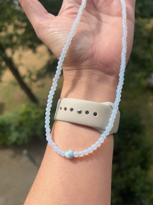 Meeresruhe & Licht - Zarte Heilsteinekette mit Larimar & Opal