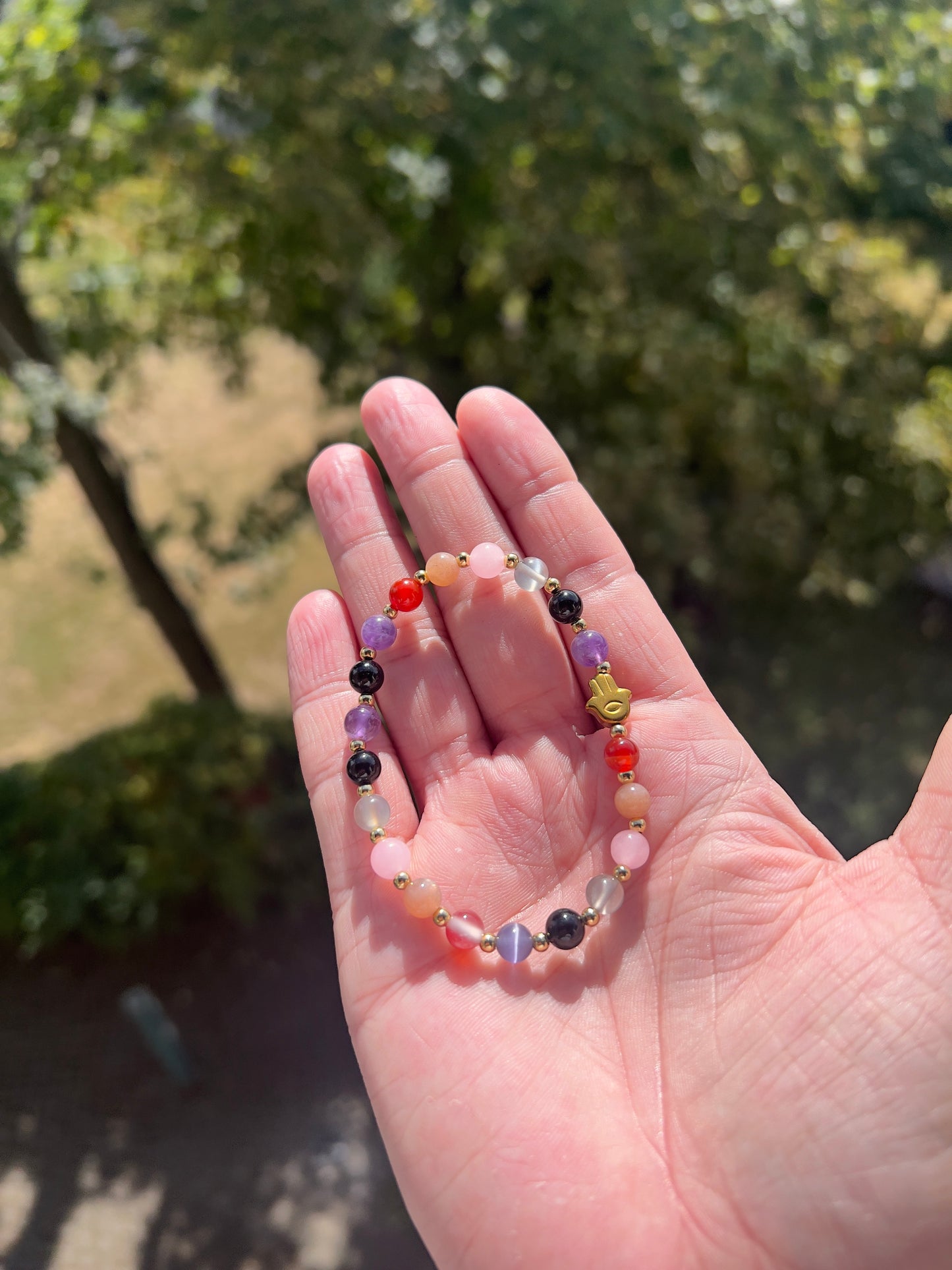 Edelstein-Armband Schutz & Herzenergie – Karneol, Sonnenmondstein, Rosenquarz, Labradorit, Turmalin & Amethyst (6 mm, Edelstahl vergoldet, Hamsa-Hand)