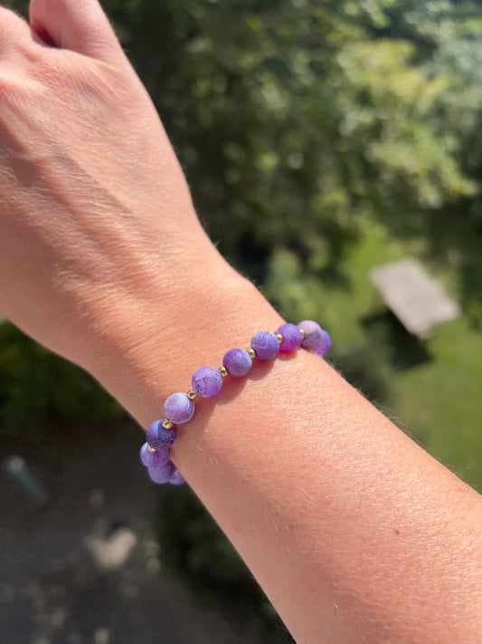 Schlangenhaut-Achat-Armband 8 mm – Lila mit Edelstahlvergoldeten Abstandsperle