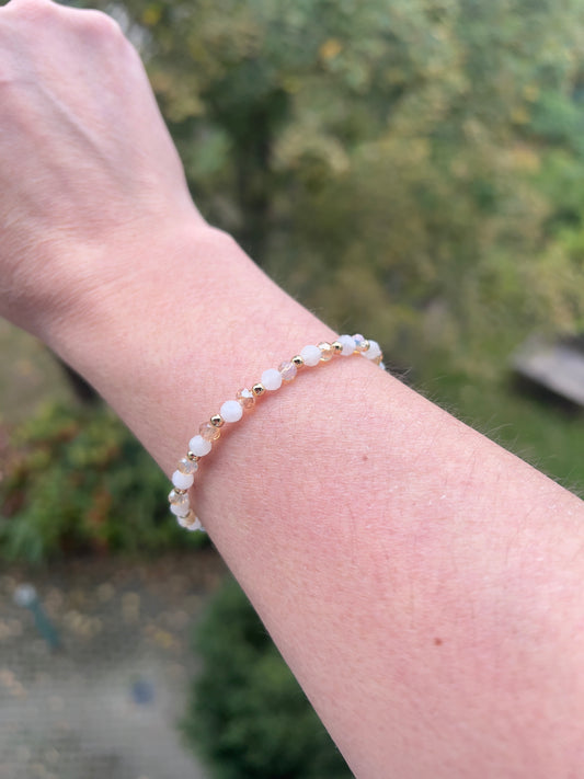 🤍 Mondlicht – Armband mit weißem Mondstein & Glasperlen in Mondstein-Optik (4 mm, facettiert)