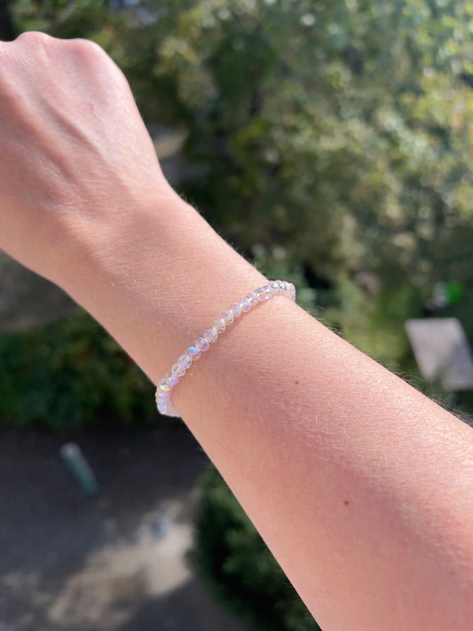 Armband aus facettiertem österreichischem Kristall in Weiß-Opal-Schimmer – 4 mm, wahlweise pur, mit 925er Silber oder vergoldetem Edelstahl