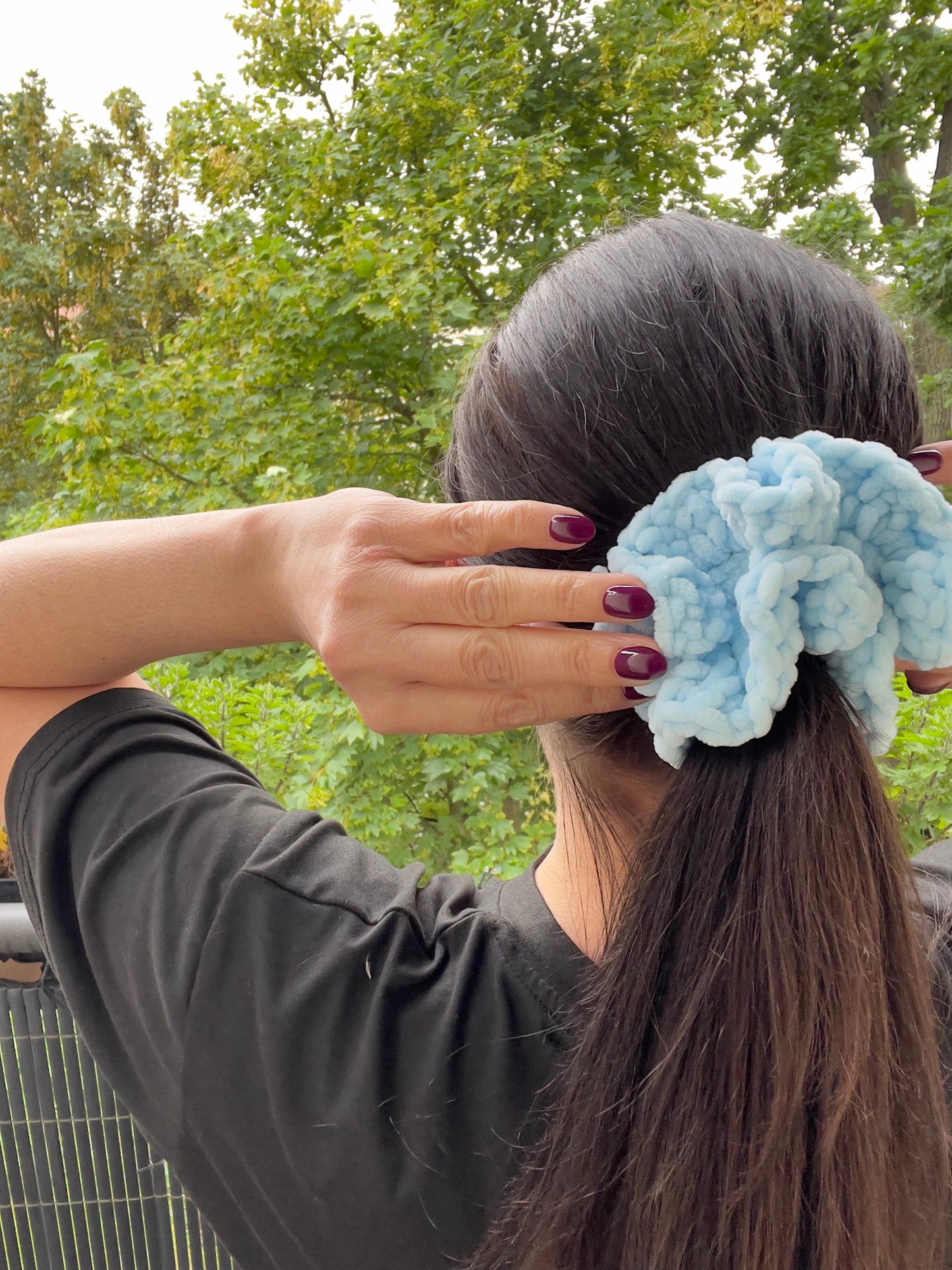 Handgehäkeltes Chenille-Scrunchie Hellblau – Flauschiges Haaraccessoire | Handmade by KATHARINA KLEE
