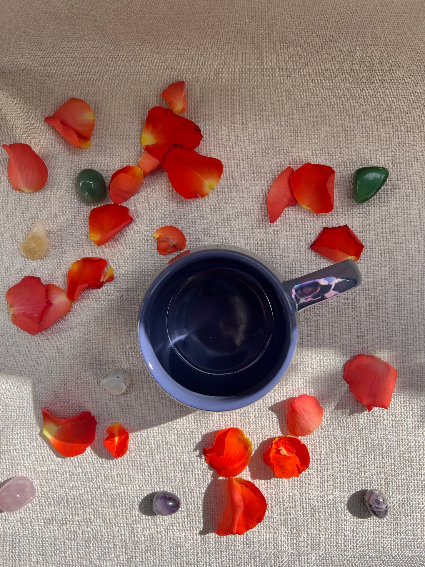 Lebe nach der Sonne, Liebe nach dem Mond – Schillernde Tasse 500 ml