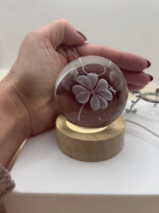 🍀✨ Kristallkugel mit 3D-Vierblättrigem Kleeblatt & LED-Holzsockel (inkl. USB)