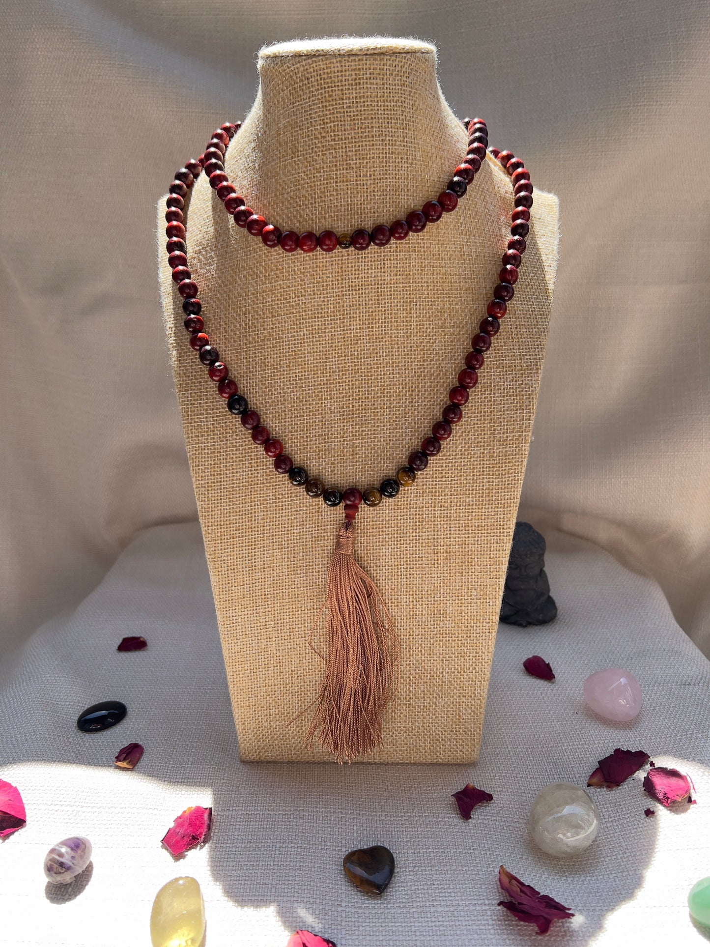 Self Expression Mala-Halskette aus Rosenholz & Tigerauge – 108 Perlen mit Quaste
